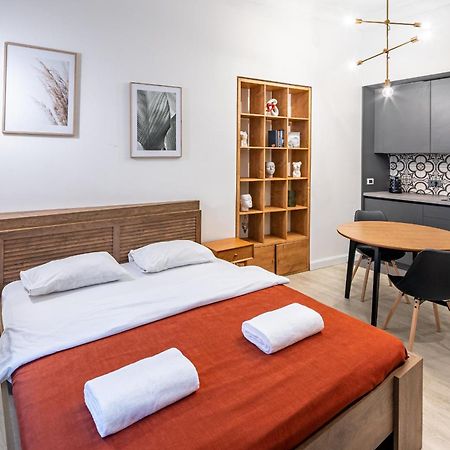 Apartamenty On Knyazya Romana Lviv Dış mekan fotoğraf